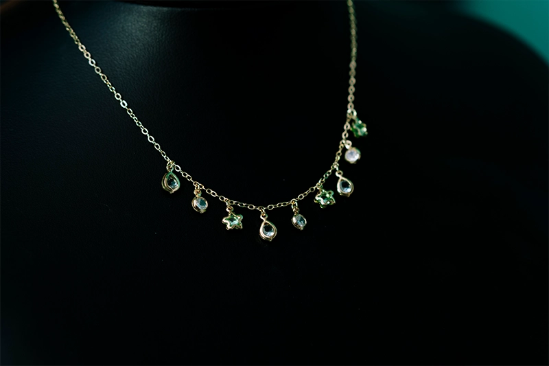Colar Choker semijoia na vitrine Colar Choker semijoia na vitrine