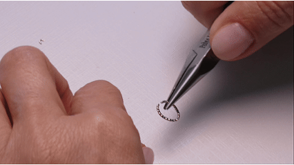Finalize com o fecho e acabamento Posicione os entremeios na corrente e dê acabamento