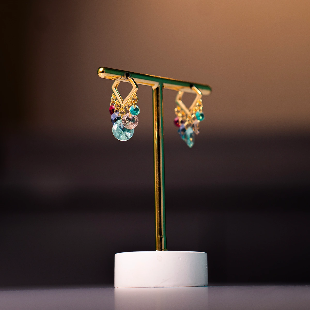 Brinco semijoia com pingentes de moedas facetadas para vender