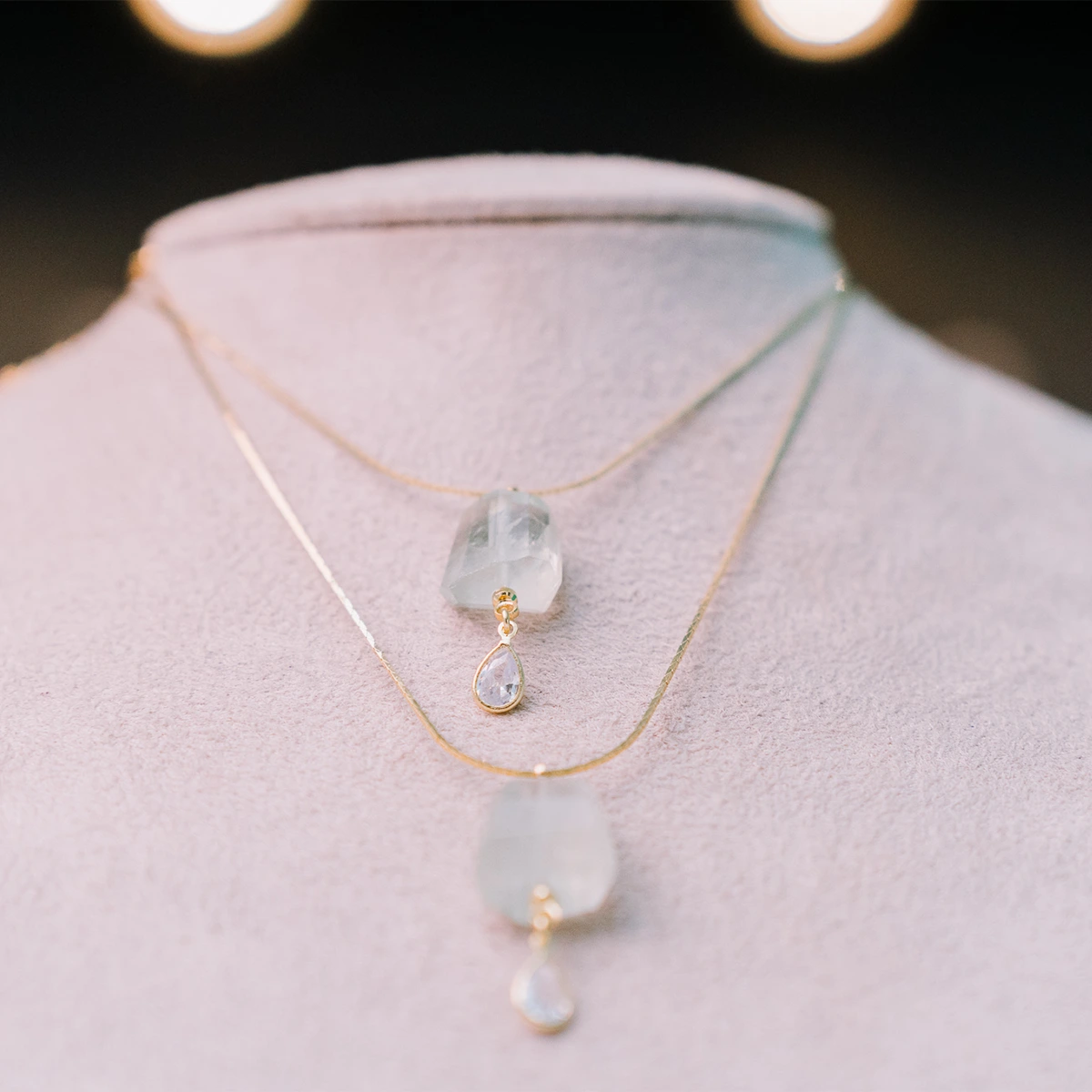 Colar de água marinha natural com gota de zircônia no banho ouro 18k, lapidação livre